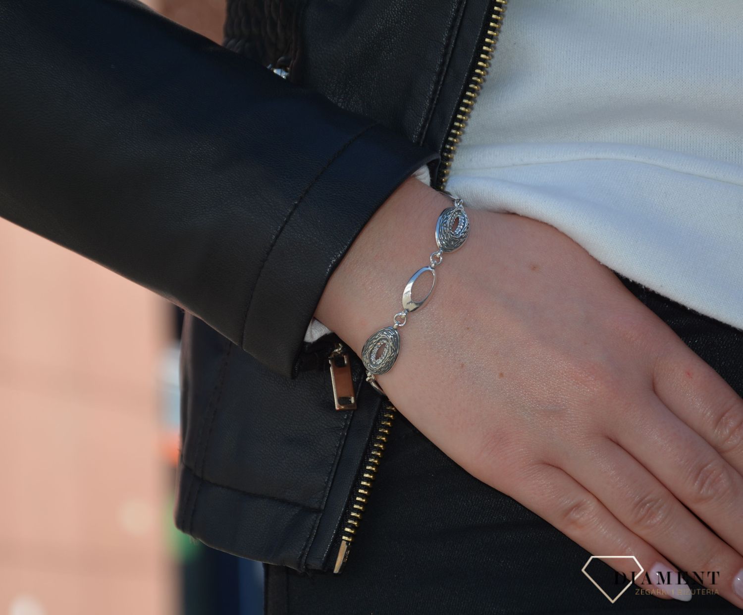 Srebrna ozdobna bransoletka o ciekawej strukturze wykonany z wysokiej jakości srebra próby 925. Bransoletka to świetny i trafiony pomysł na prezent..jpg