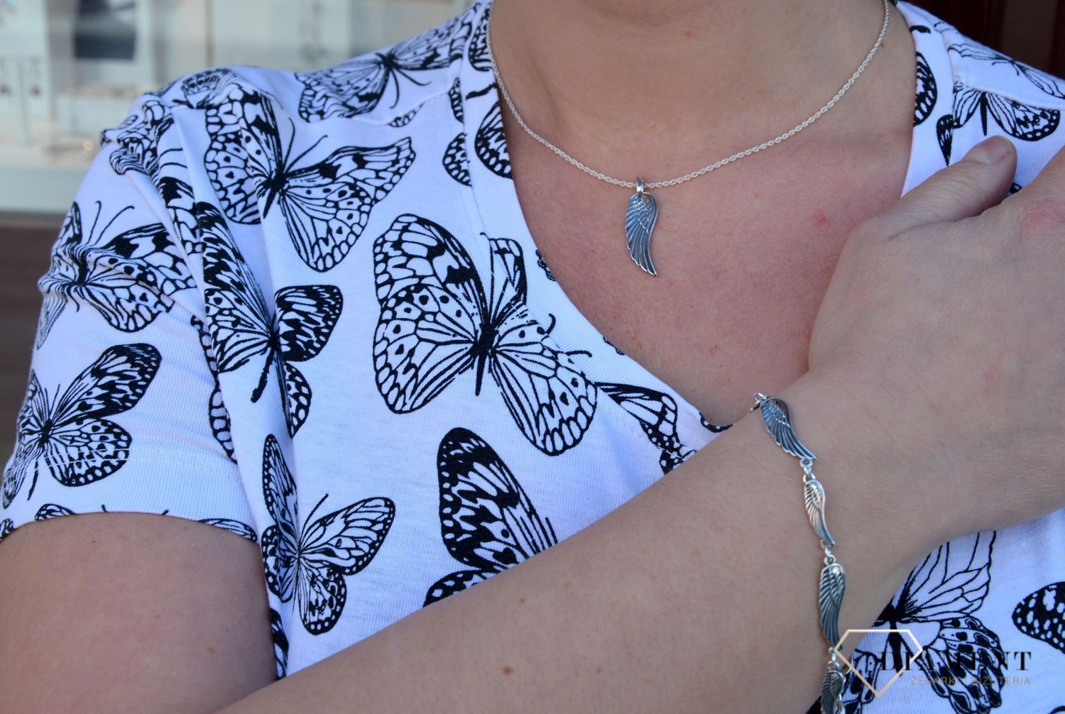 Srebrna bransoletka z oksydowanego srebra z motywem skrzydła. Idealny pomysł na prezent dla kobiety. Bransoletka wykonana ze srebra próby 925..jpg