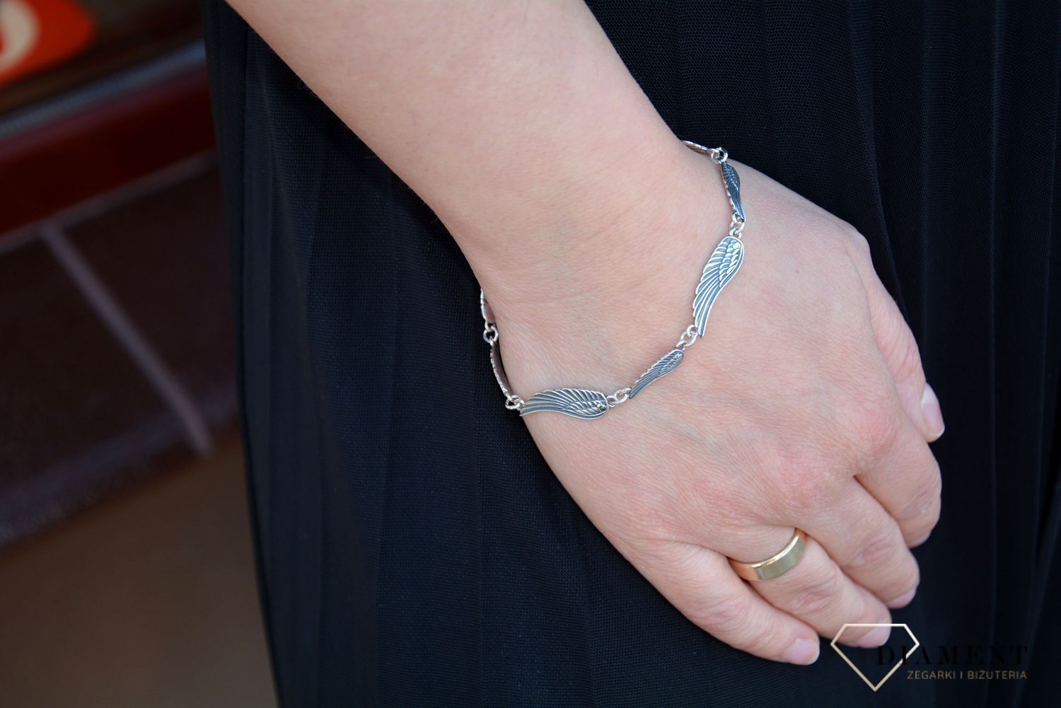 Srebrna bransoletka z oksydowanego srebra z motywem skrzydła. Idealny pomysł na prezent dla kobiety. Bransoletka wykonana ze srebra próby 925..jpg