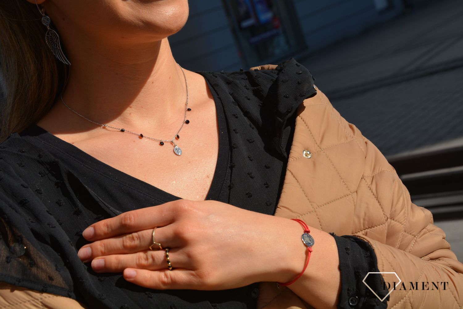 Bransoletka na czerwonym, bawełnianym sznureczku z motywem monety. Element ozdobny dodaje uroku. To idealny pomysł dla kobiety. Zapraszamy!.jpg