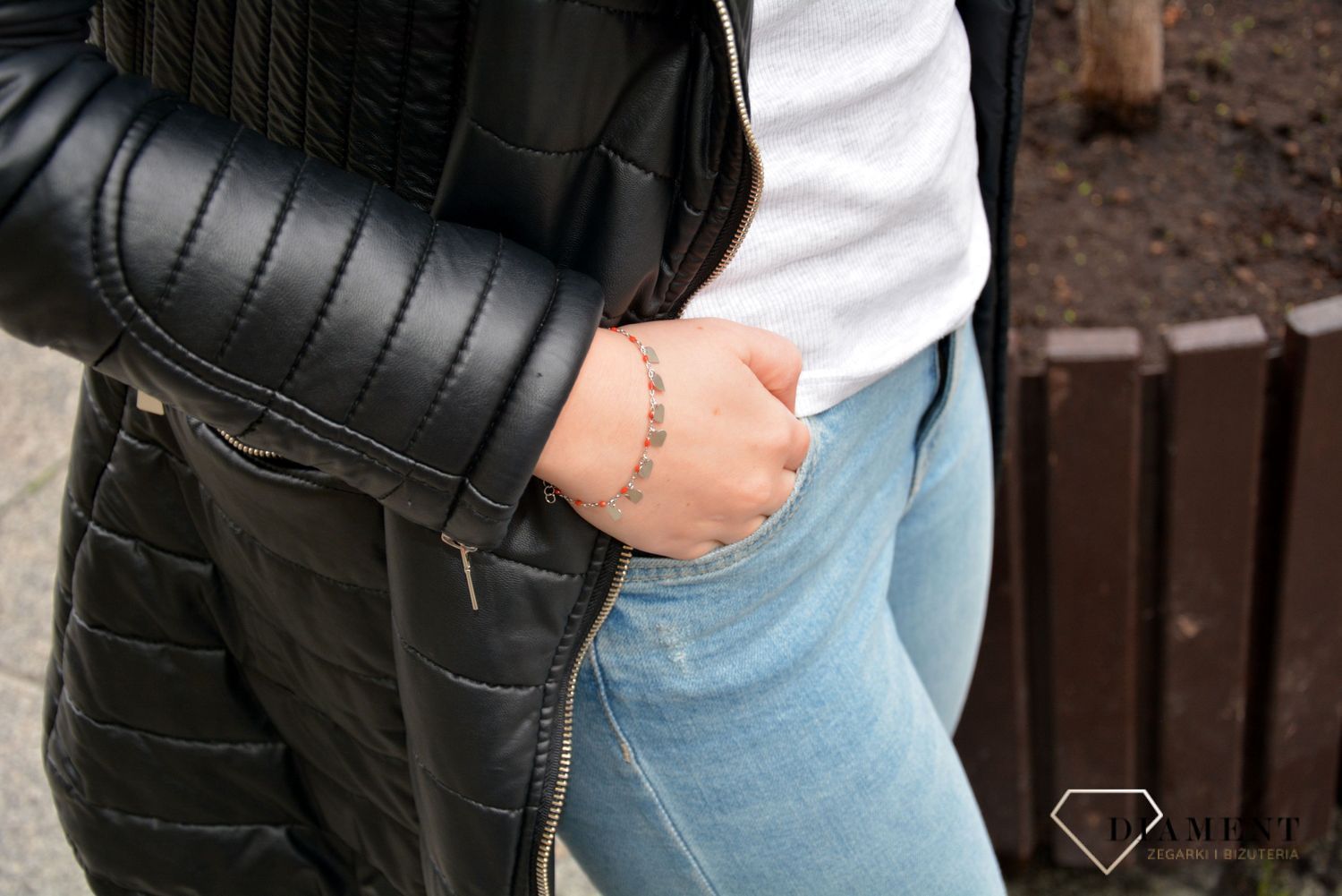 Srebrna bransoletka z koralikami i gładkimi srebrnymi blaszkami w kształcie serc. Srebrna bransoletka posiada przedłużkę, więc dopasuję się do nadgarstka..jpg