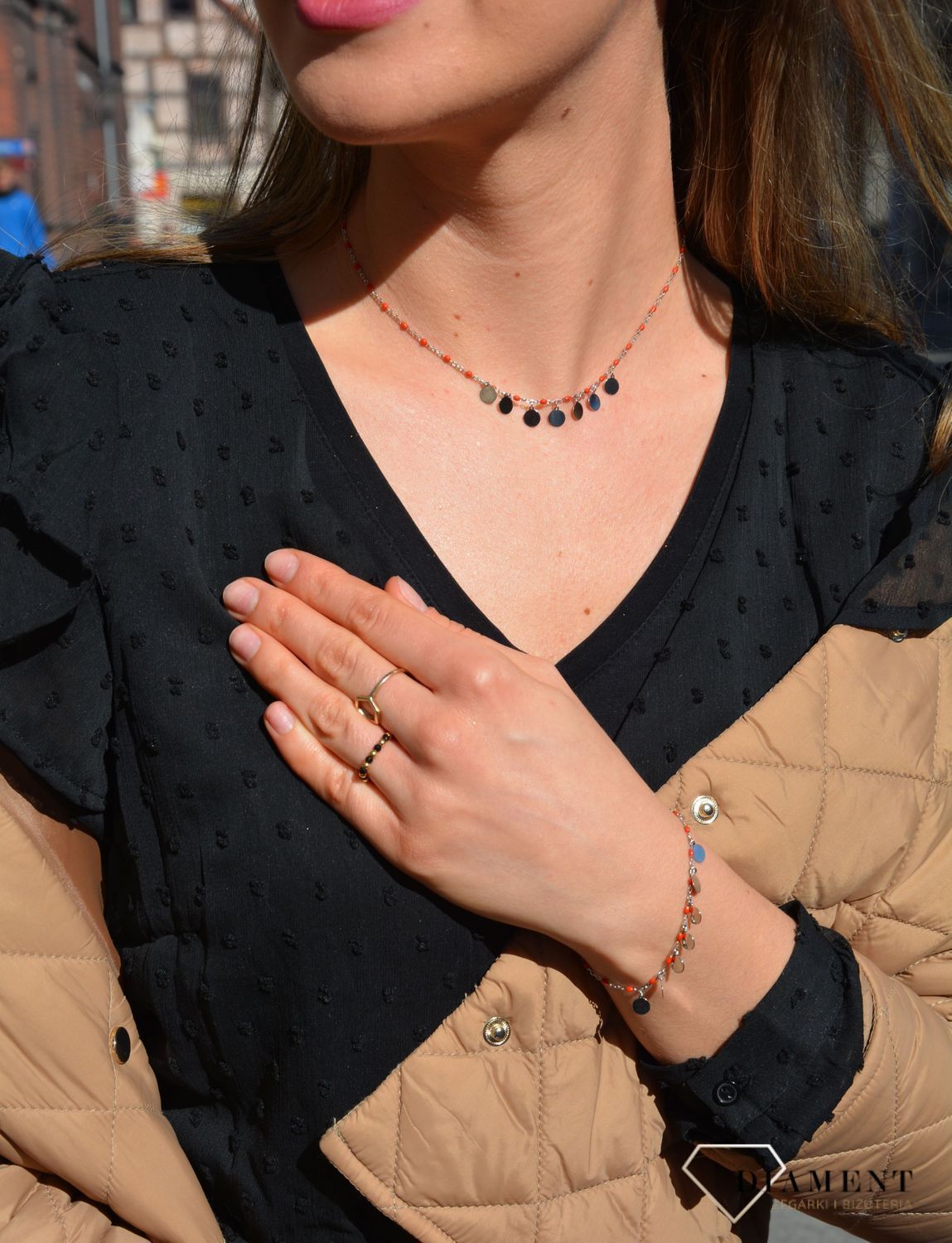 Srebrna, modna bransoletka z czerwonymi koralikami i elementami ozdobnymi w postaci srebrnych kółeczek. Zapinanie typu karabińczyk. Idealny pomysł na prezent..jpg