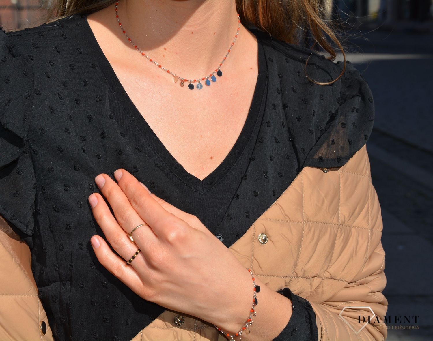 Srebrna, modna bransoletka z czerwonymi koralikami i elementami ozdobnymi w postaci srebrnych kółeczek. Zapinanie typu karabińczyk. Idealny pomysł na prezent..jpg