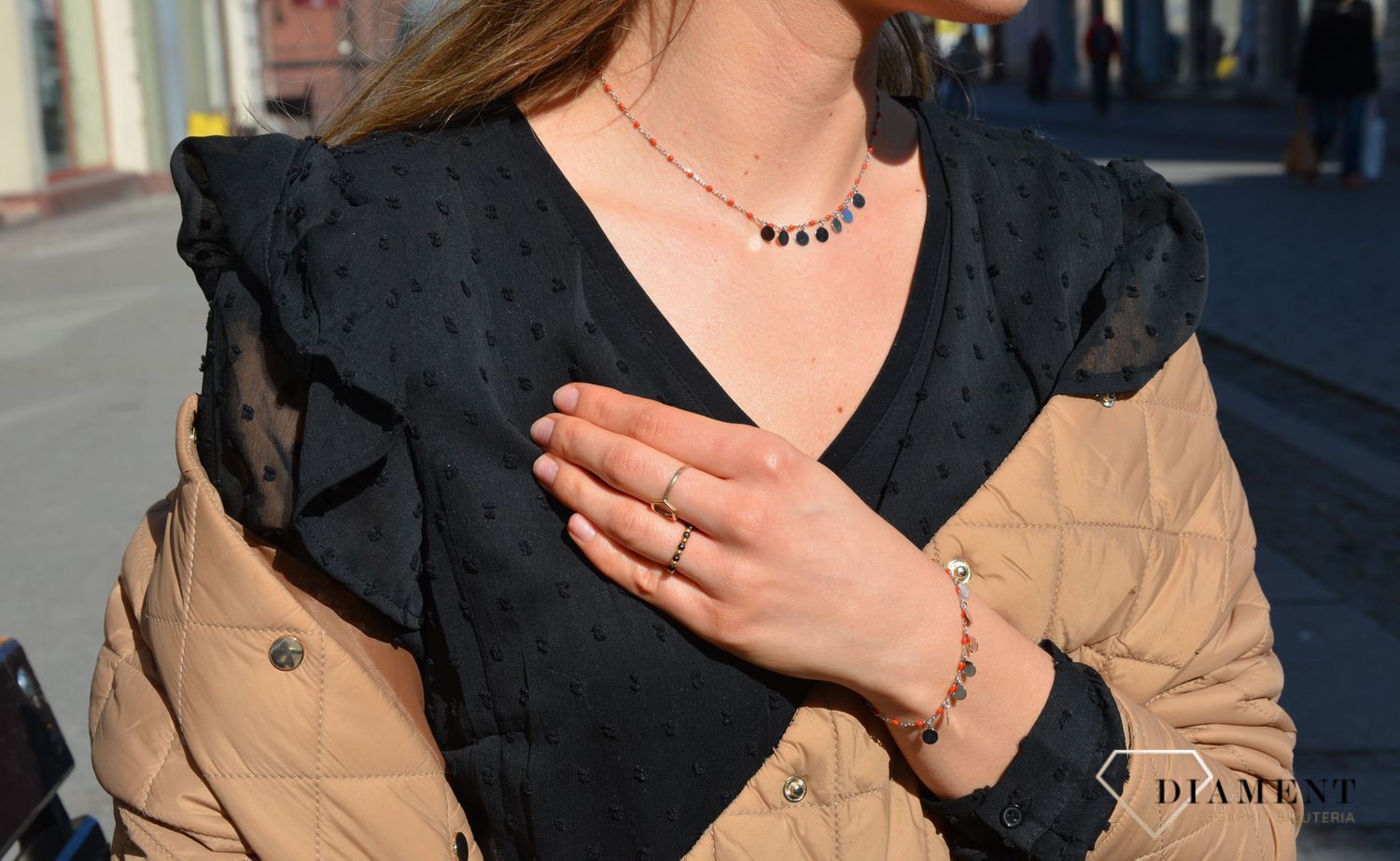 Srebrna, modna bransoletka z czerwonymi koralikami i elementami ozdobnymi w postaci srebrnych kółeczek. Zapinanie typu karabińczyk. Idealny pomysł na prezent..jpg