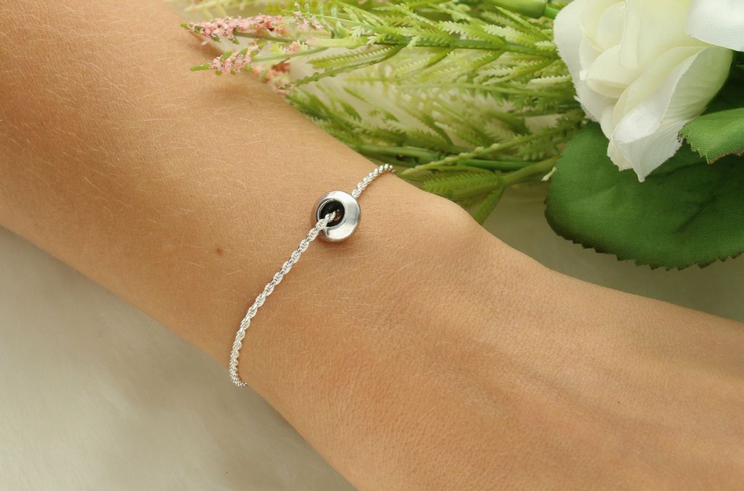 Elegancki charms srebrny próby 925, model S2CH000000-622, gładki, 4 mm, waga 1,35 g. Idealny do bransoletek i łańcuszków, subtelny i trwały dodatek biżuteryjny.1.jpg