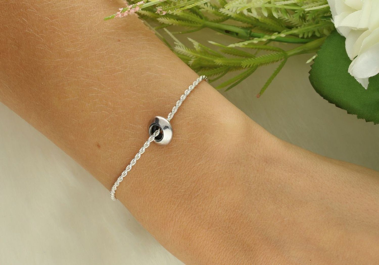 Elegancki charms srebrny próby 925, model S2CH000000-622, gładki, 4 mm, waga 1,35 g. Idealny do bransoletek i łańcuszków, subtelny i trwały dodatek biżuteryjny.1.jpg