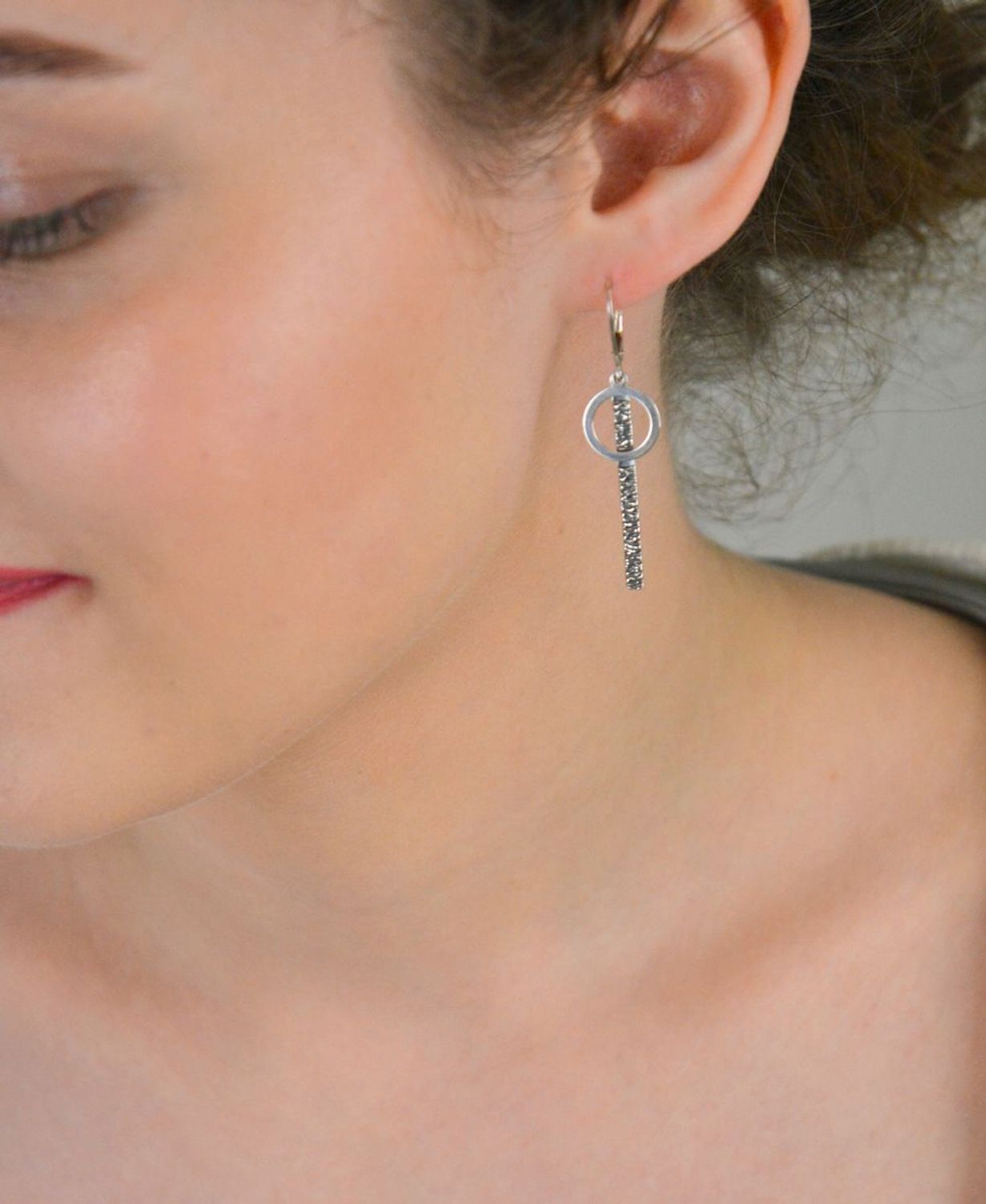 Kolczyki Srebrne Geometryczne z Grawerem – Wyrazista Elegancja S2K000000-039. Kolczyki srebrne długie prostokąty ✓ Kolczyki srebrne ✓ Biżuteria srebrna ✓ Biżuteria dla kobiet ✓ Biżuteria 1.jpg