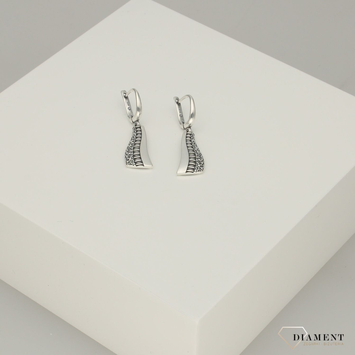 Kolczyki srebrne wiszące 'Oksydowe fale'.jpg