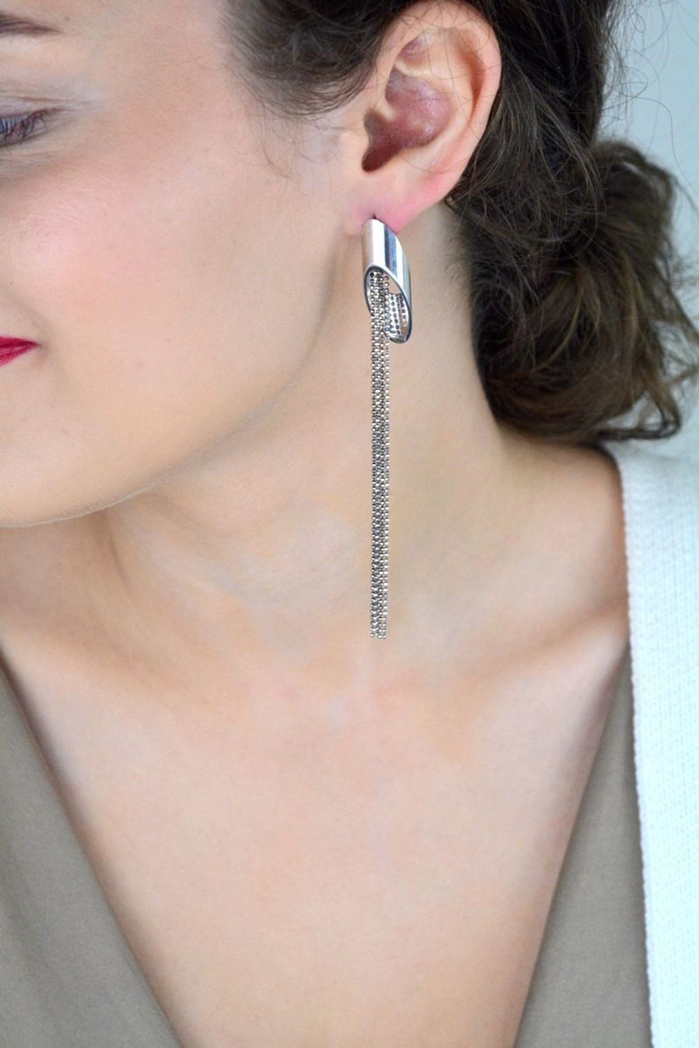 Długie wiszące kolczyki damskie wykonane ze srebra próby 925. Delikatne łańcuszki o długości 10,5 cm, zapięcie na sztyft. Stylowa i lekka biżuteria.1.jpg