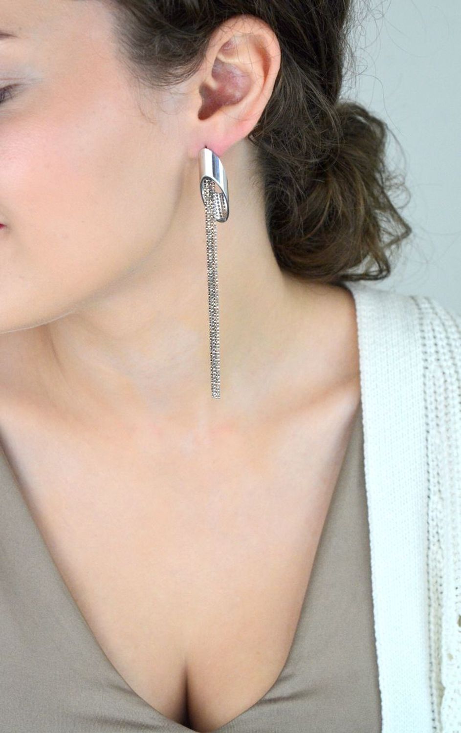 Długie wiszące kolczyki damskie wykonane ze srebra próby 925. Delikatne łańcuszki o długości 10,5 cm, zapięcie na sztyft. Stylowa i lekka biżuteria.1.jpg