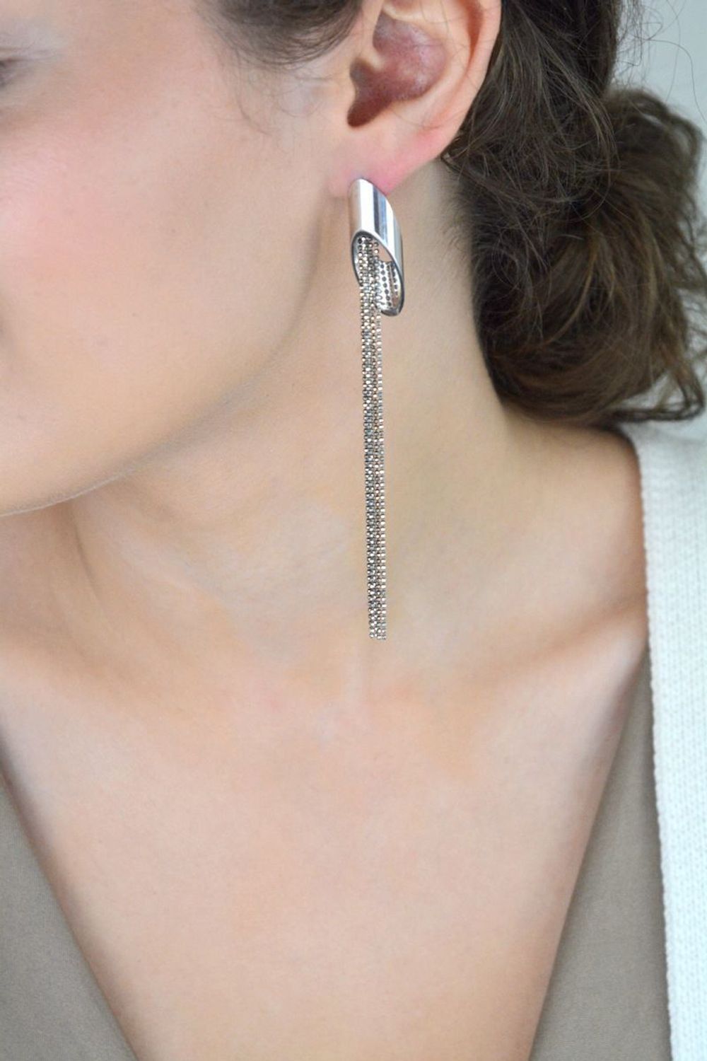 Długie wiszące kolczyki damskie wykonane ze srebra próby 925. Delikatne łańcuszki o długości 10,5 cm, zapięcie na sztyft. Stylowa i lekka biżuteria.1.jpg