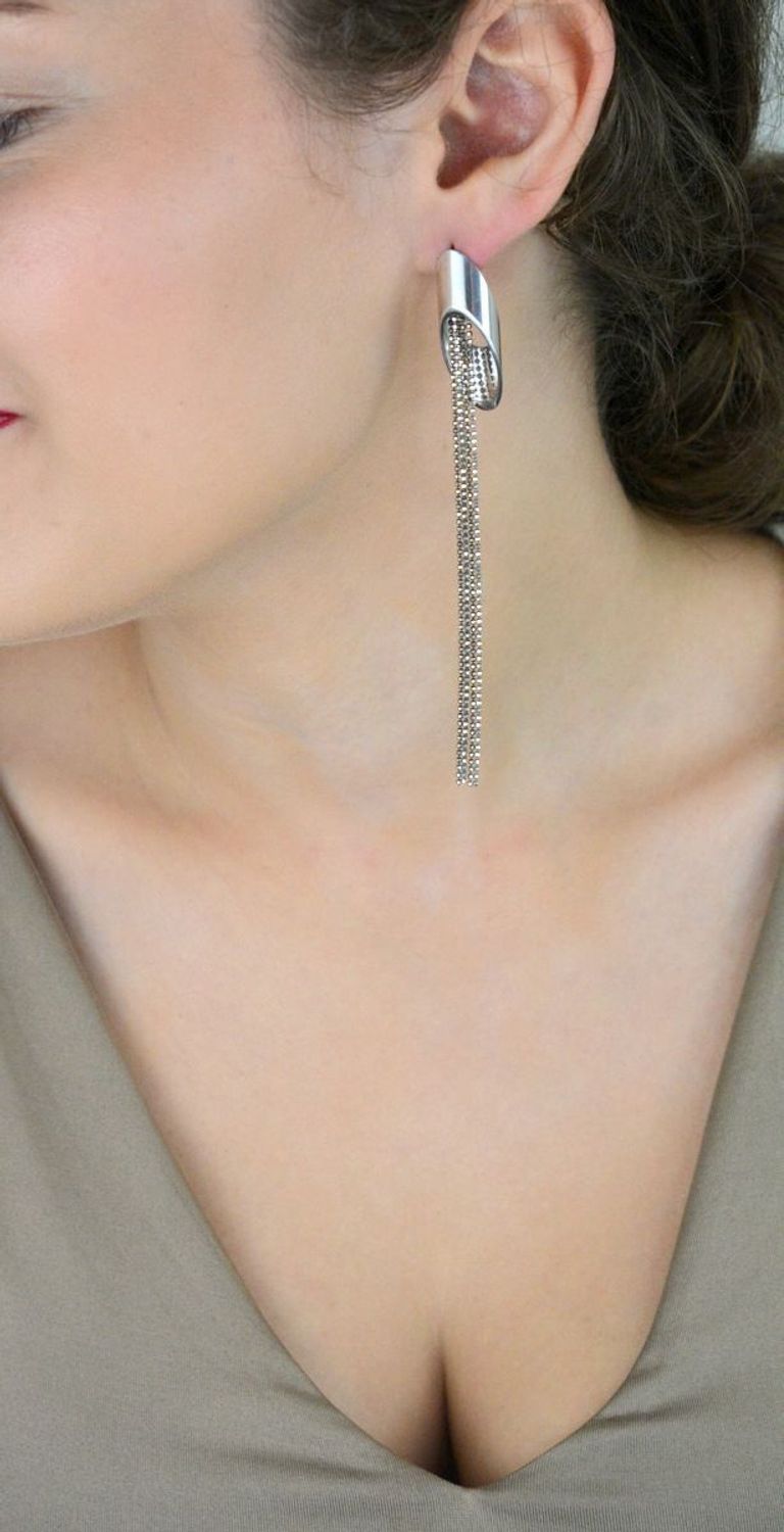 Długie wiszące kolczyki damskie wykonane ze srebra próby 925. Delikatne łańcuszki o długości 10,5 cm, zapięcie na sztyft. Stylowa i lekka biżuteria.1.jpg