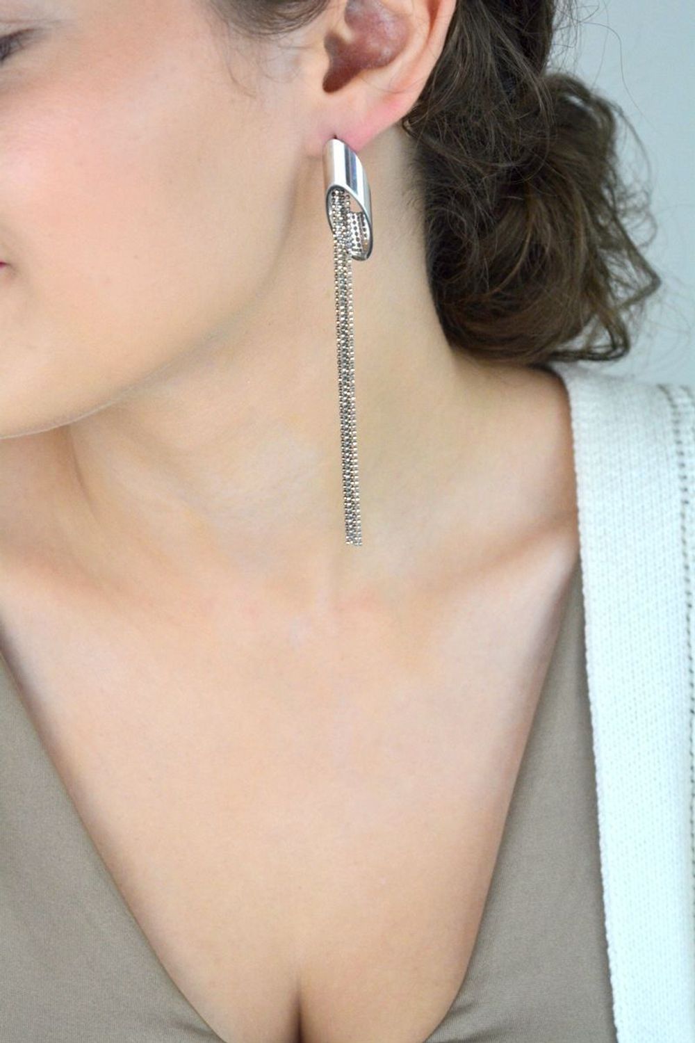 Długie wiszące kolczyki damskie wykonane ze srebra próby 925. Delikatne łańcuszki o długości 10,5 cm, zapięcie na sztyft. Stylowa i lekka biżuteria.1.jpg