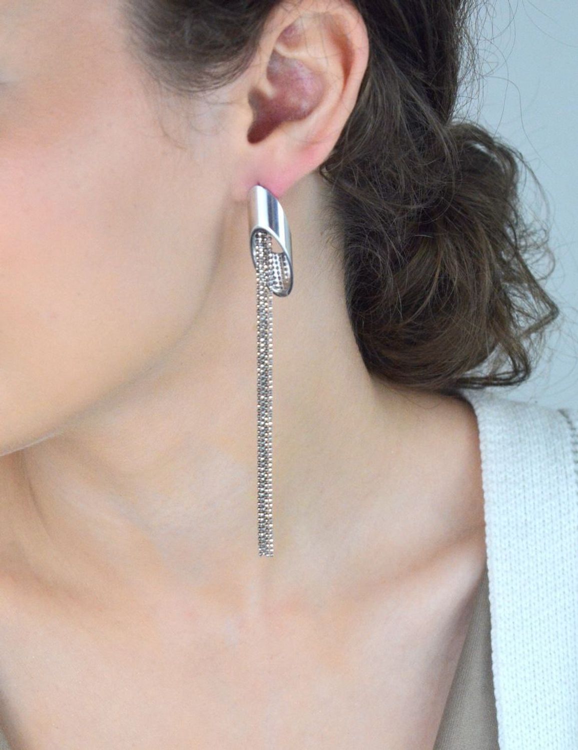 Długie wiszące kolczyki damskie wykonane ze srebra próby 925. Delikatne łańcuszki o długości 10,5 cm, zapięcie na sztyft. Stylowa i lekka biżuteria.1.jpg