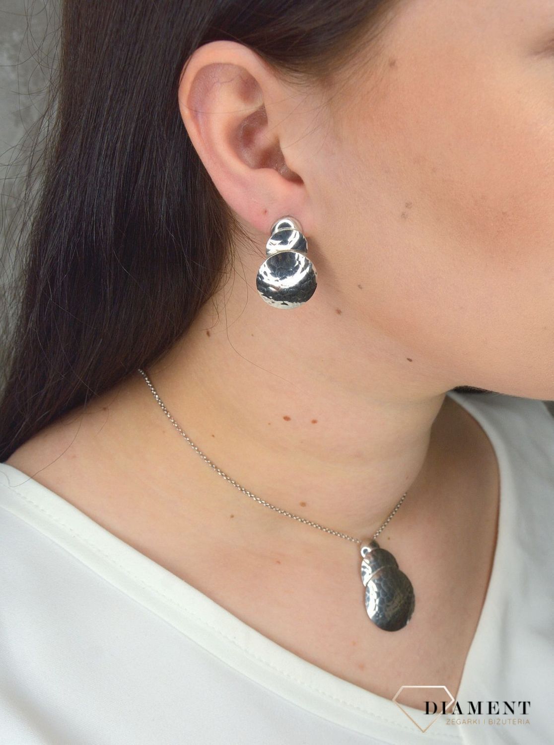 Srebrne kolczyki na sztyft okrągłe sztywne blaszki S2K000000-274. Srebrne kolczyki wiszące trzy koła małe, średnie, duże. Koła ułożone są symetrycznie i wielkością. Piękny blask. Dzięki swojej powierzchni pięknie załamują świa.jpg