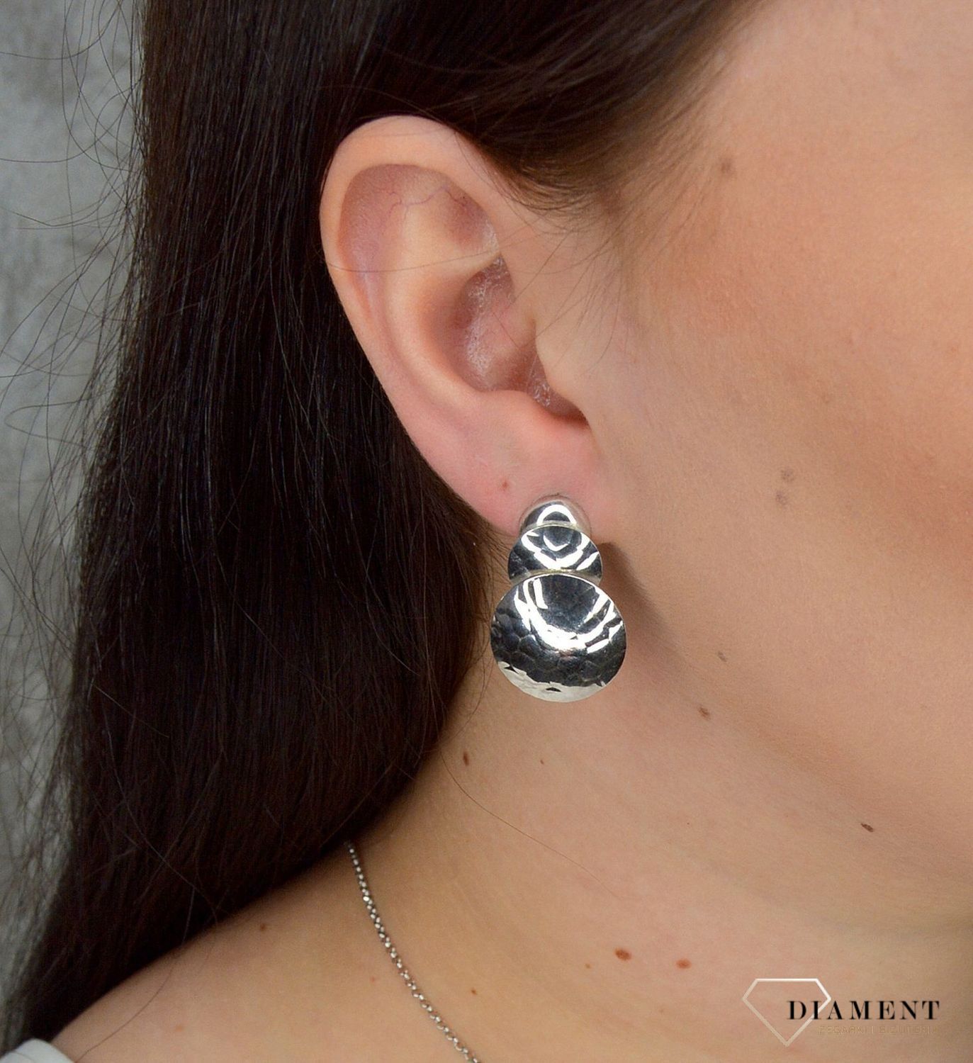 Srebrne kolczyki na sztyft okrągłe sztywne blaszki S2K000000-274. Srebrne kolczyki wiszące trzy koła małe, średnie, duże. Koła ułożone są symetrycznie i wielkością. Piękny blask. Dzięki swojej powierzchni pięknie załamują świa.jpg