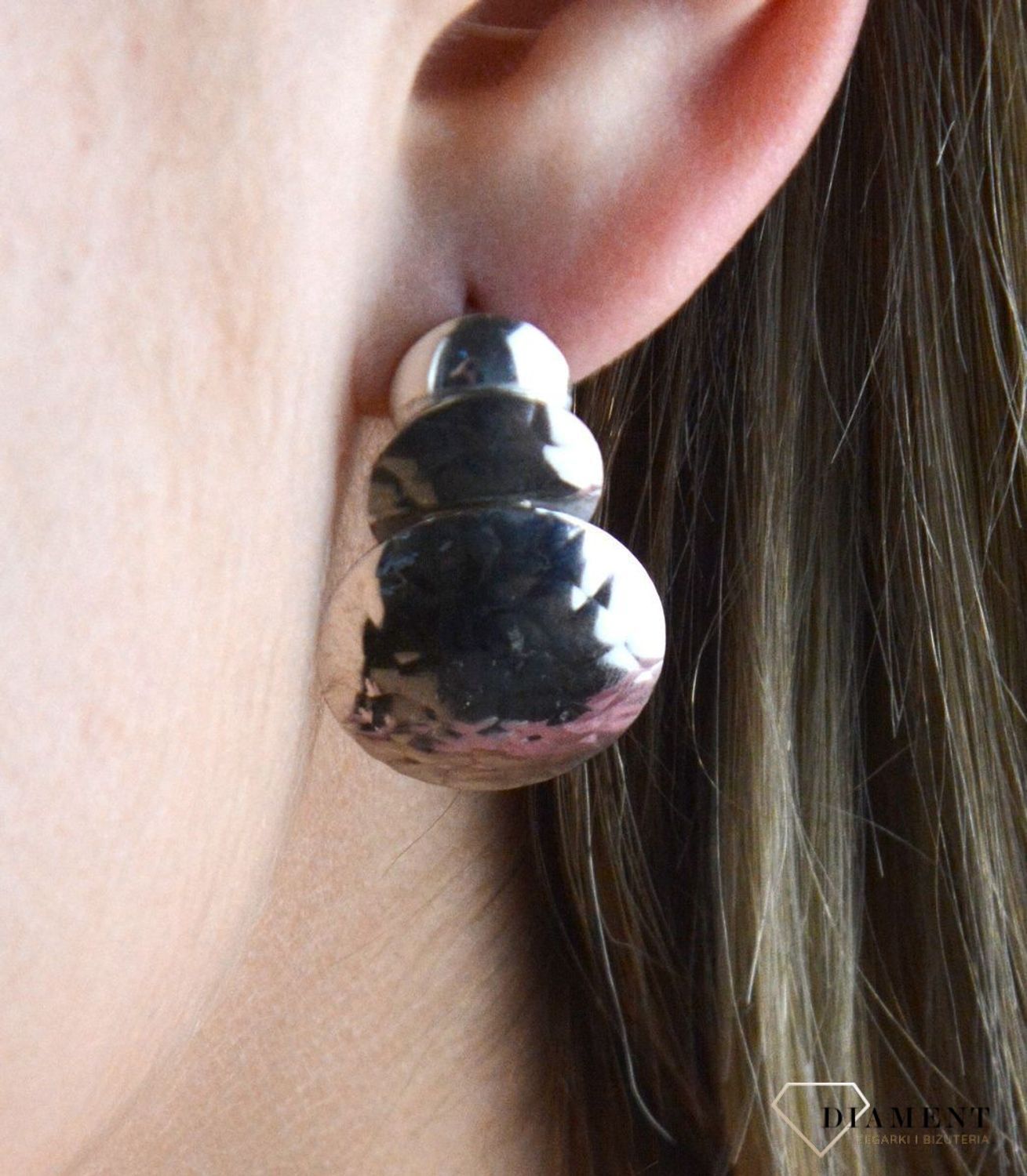 Srebrne kolczyki na sztyft okrągłe sztywne blaszki S2K000000-274. Srebrne kolczyki wiszące trzy koła małe, średnie, duże. Koła ułożone są symetrycznie i wielkością. Piękny blask. Dzięki swojej powierzchni pięknie załamują świa.jpg