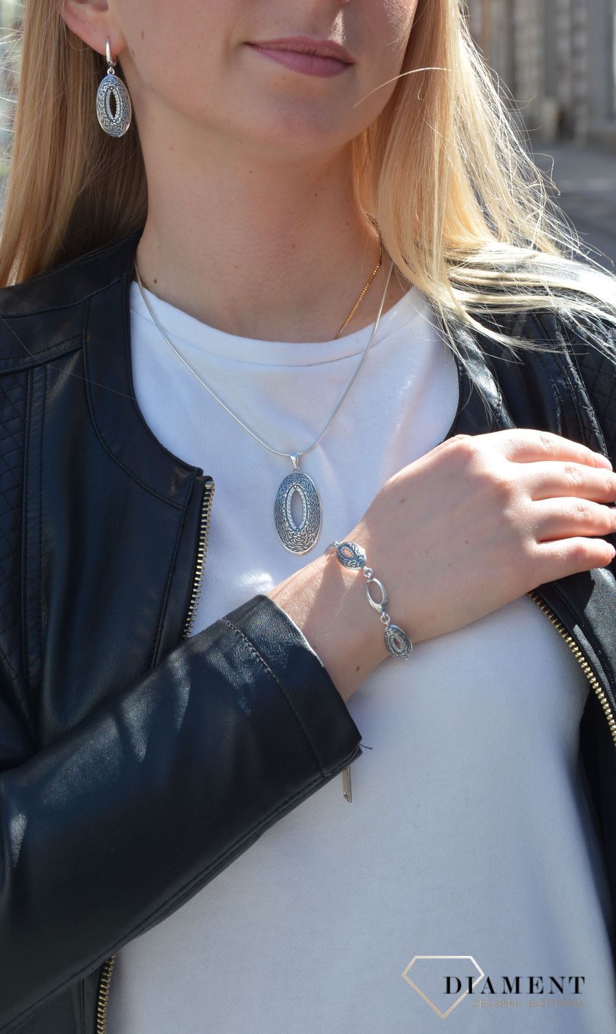 Kolczyki wykonane z najwyższej jakości srebra. Kolczyki wykonane z dbałością o szczegóły. Kolczyki zapinane na wygodne zapięcie typu angielskie..jpg