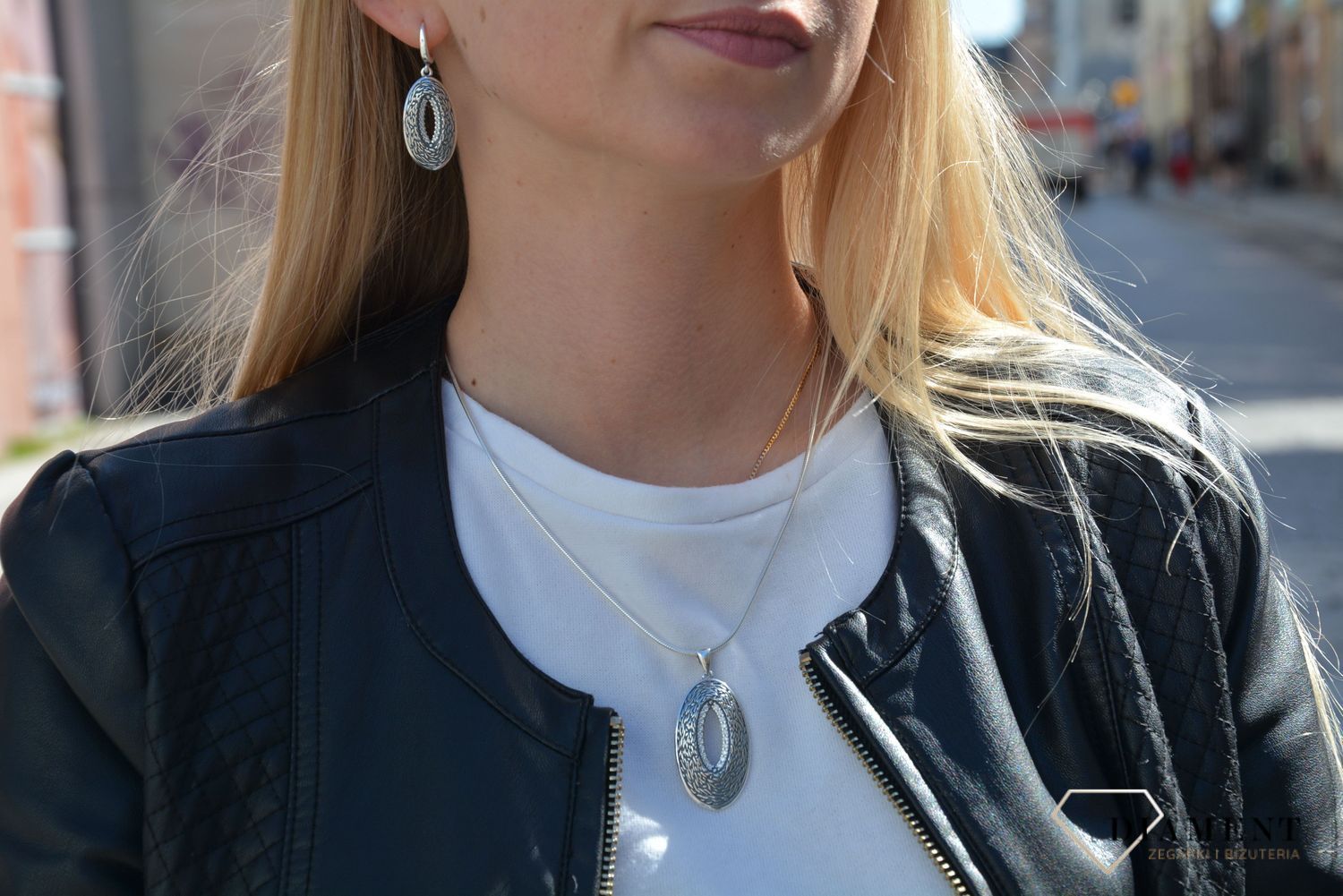 Kolczyki wykonane z najwyższej jakości srebra. Kolczyki wykonane z dbałością o szczegóły. Kolczyki zapinane na wygodne zapięcie typu angielskie..jpg