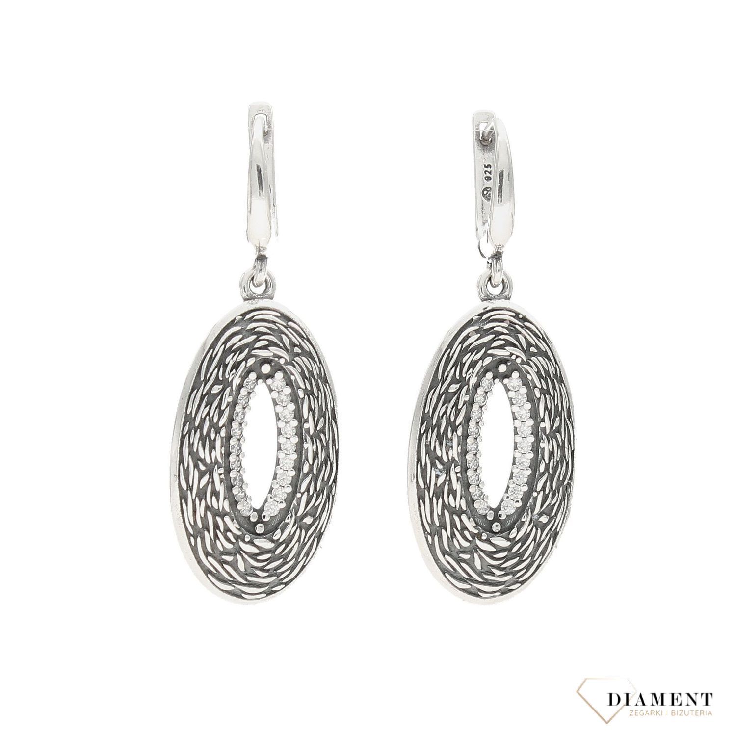 Kolczyki wykonane z najwyższej jakości srebra. Kolczyki wykonane z dbałością o szczegóły. Kolczyki zapinane na wygodne zapięcie typu angielskie..jpg