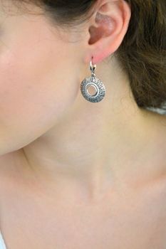 Wiszące kolczyki srebrne 925 S2K000000-308 z okrągłymi blaszkami zdobionymi cyrkoniami. Długość 3,2 cm, szerokość 2,3 cm, waga 7,50 g. Elegancka i efektowna biżuteria (2).JPG