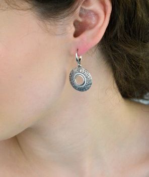 Wiszące kolczyki srebrne 925 S2K000000-308 z okrągłymi blaszkami zdobionymi cyrkoniami. Długość 3,2 cm, szerokość 2,3 cm, waga 7,50 g. Elegancka i efektowna biżuteria (3).JPG