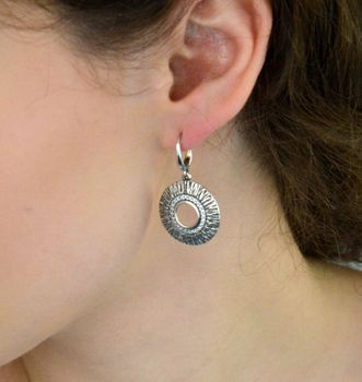 Wiszące kolczyki srebrne 925 S2K000000-308 z okrągłymi blaszkami zdobionymi cyrkoniami. Długość 3,2 cm, szerokość 2,3 cm, waga 7,50 g. Elegancka i efektowna biżuteria (4).JPG