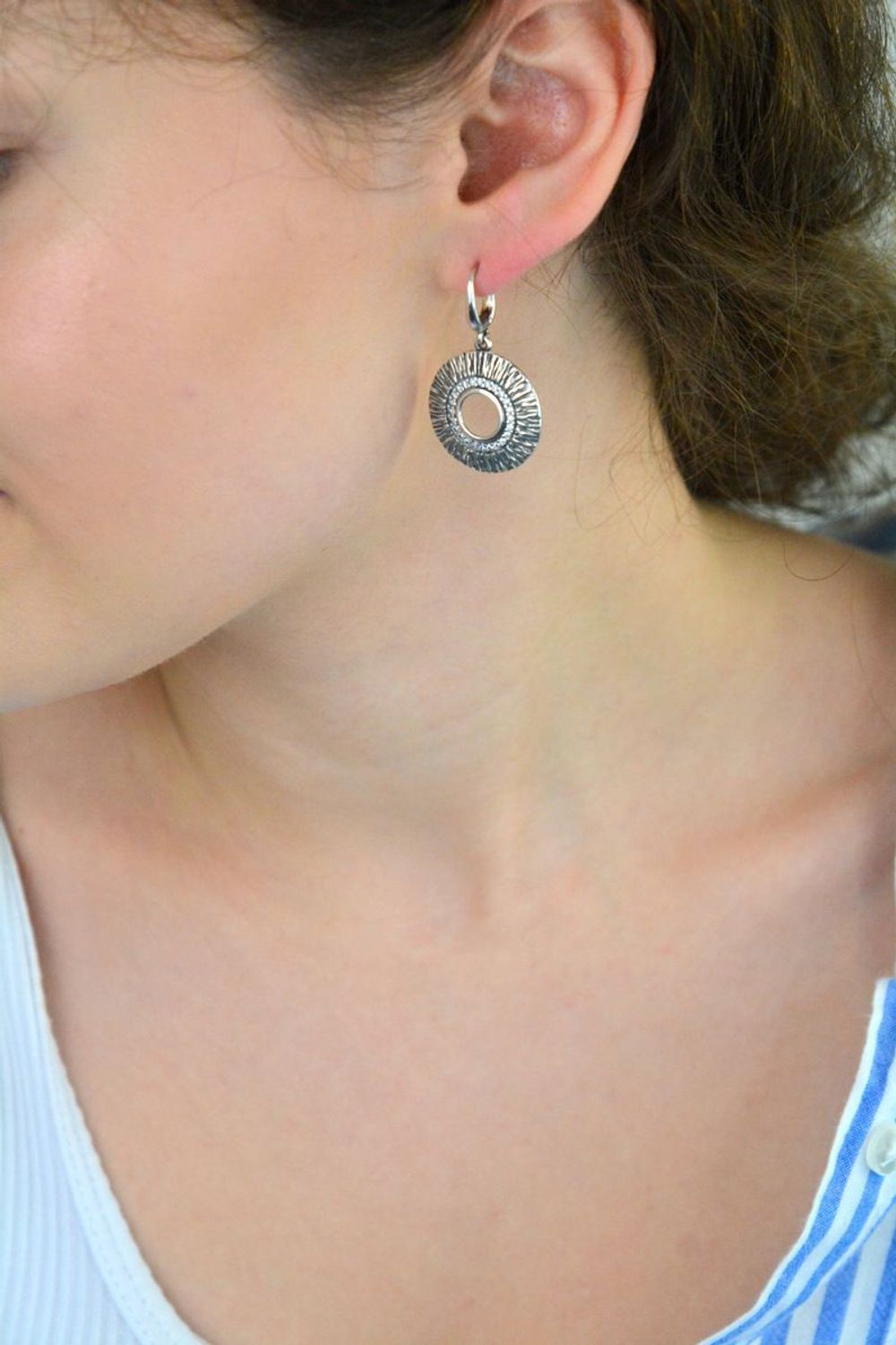 Wiszące kolczyki srebrne 925 S2K000000-308 z okrągłymi blaszkami zdobionymi cyrkoniami. Długość 3,2 cm, szerokość 2,3 cm, waga 7,50 g. Elegancka i efektowna biżuteria.1.jpg