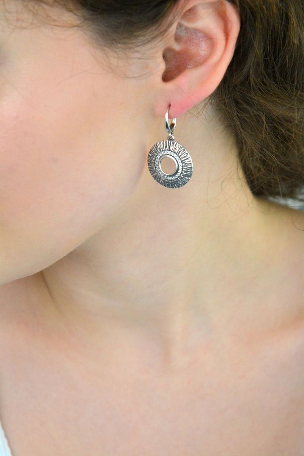 Wiszące kolczyki srebrne 925 S2K000000-308 z okrągłymi blaszkami zdobionymi cyrkoniami. Długość 3,2 cm, szerokość 2,3 cm, waga 7,50 g. Elegancka i efektowna biżuteria.1.jpg