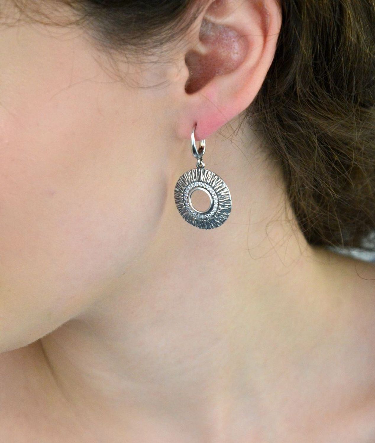 Wiszące kolczyki srebrne 925 S2K000000-308 z okrągłymi blaszkami zdobionymi cyrkoniami. Długość 3,2 cm, szerokość 2,3 cm, waga 7,50 g. Elegancka i efektowna biżuteria.1.jpg