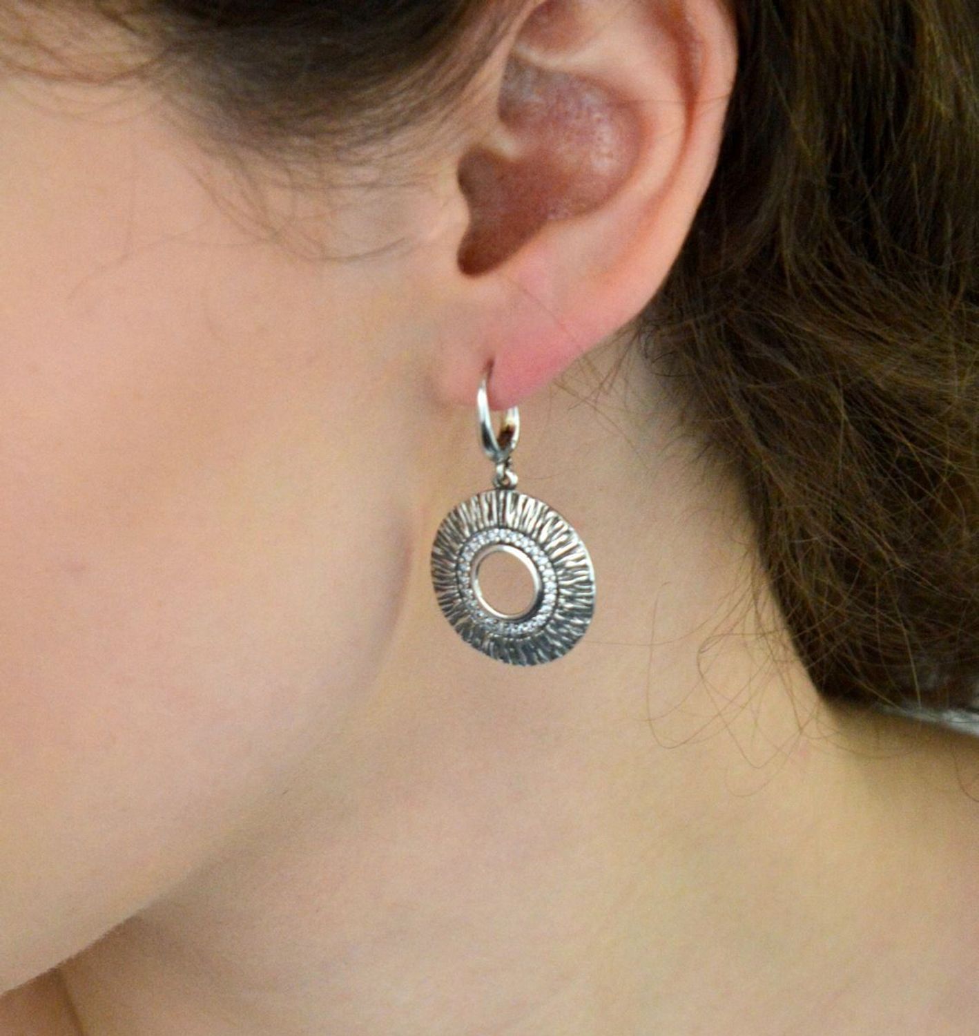 Wiszące kolczyki srebrne 925 S2K000000-308 z okrągłymi blaszkami zdobionymi cyrkoniami. Długość 3,2 cm, szerokość 2,3 cm, waga 7,50 g. Elegancka i efektowna biżuteria.1.jpg