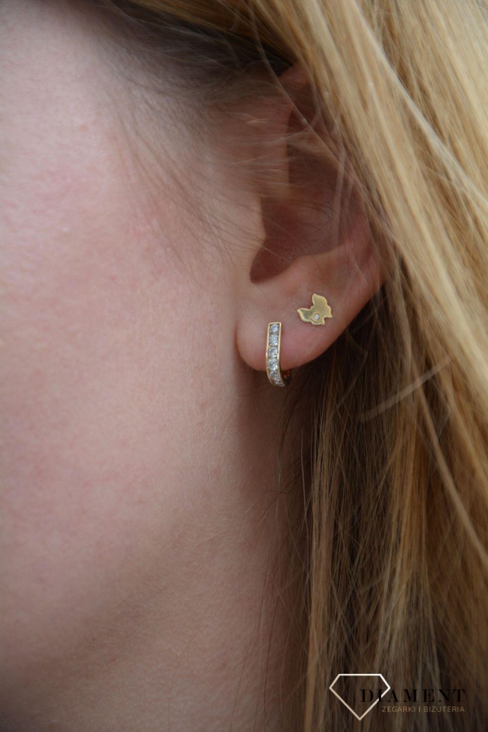 Złote kolczyki o delikatnym wzorze w kolorze 14-karatowego żółtego złota.jpg