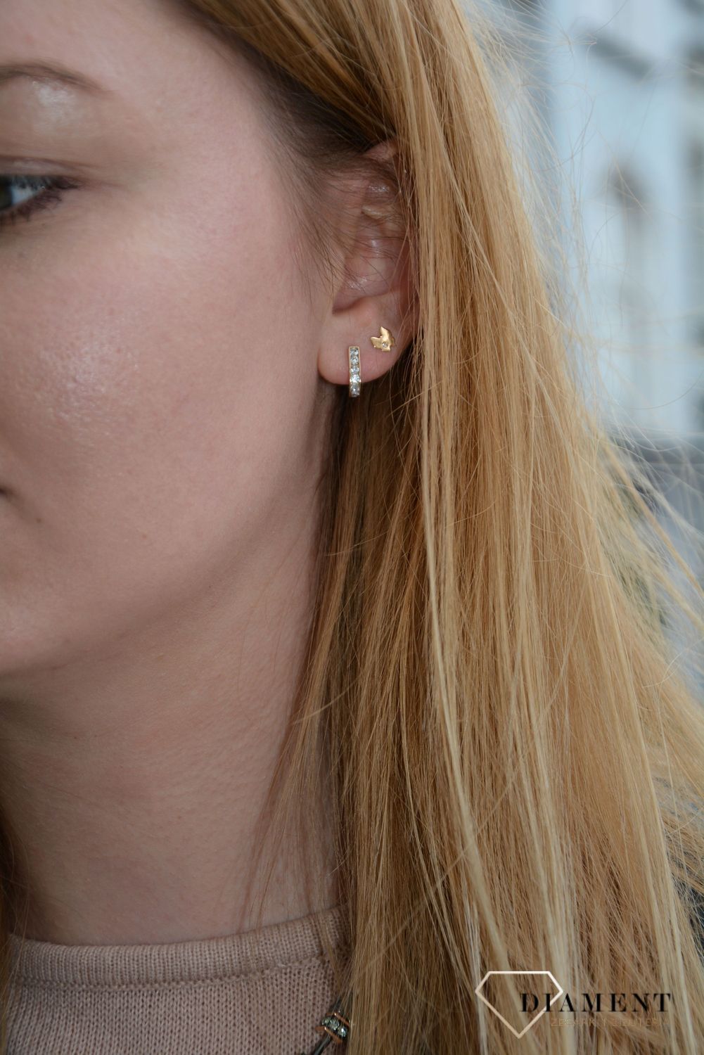 Złote kolczyki o delikatnym wzorze w kolorze 14-karatowego żółtego złota.jpg