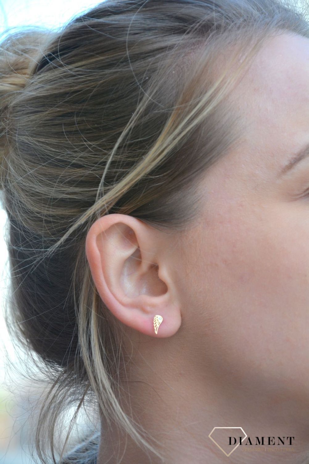 Delikatne kolczyki z motywem skrzydełka z cyrkonią w oprawie żółtego złota.jpg