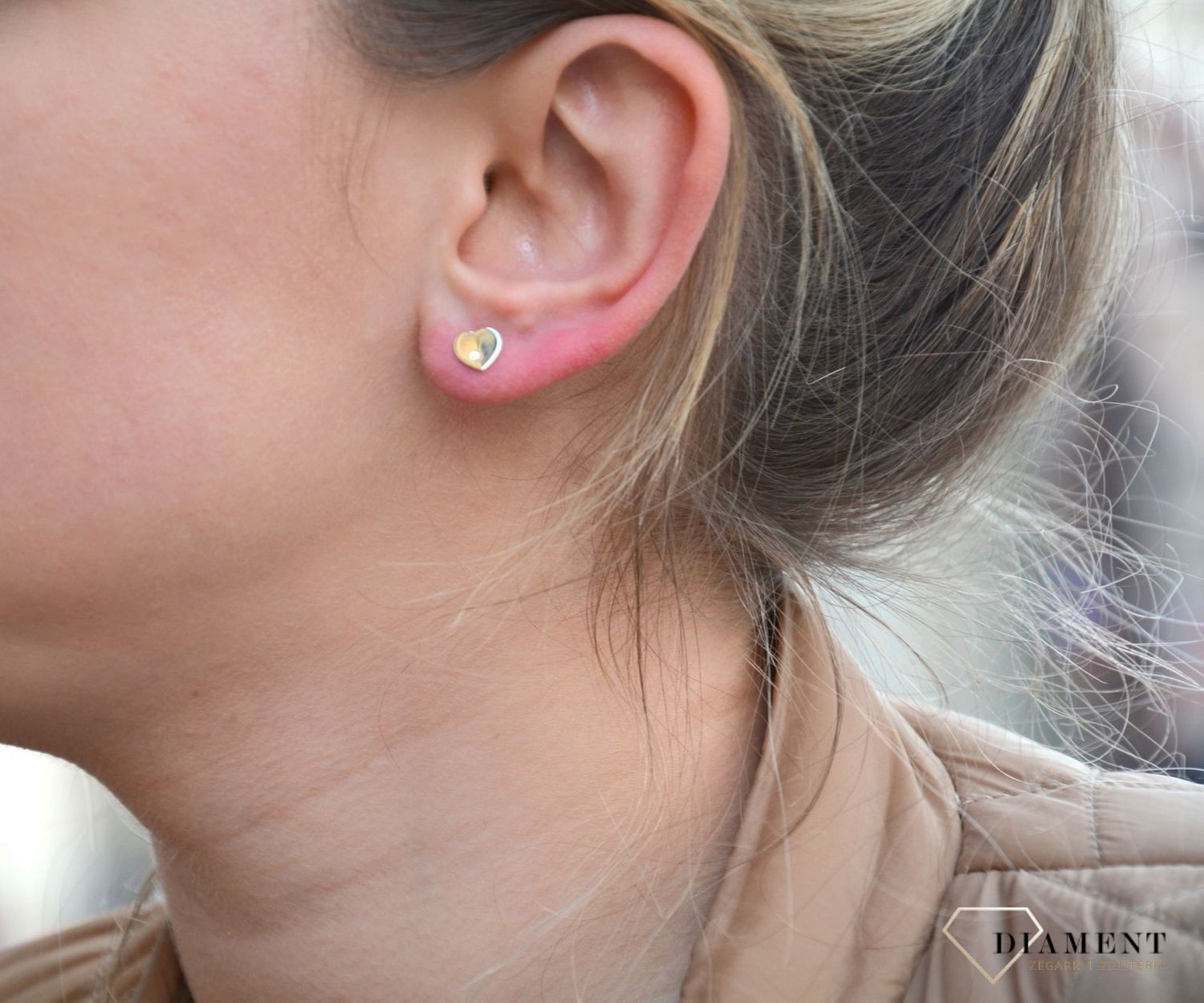 Piękne złote kolczyki w kształcie serc z cyrkonią.jpg