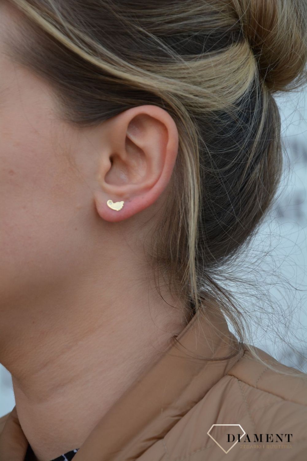 Małe złote kolczyki z cyrkonią. Złote kolczyki w kształcie małych stóp dziecka.jpg