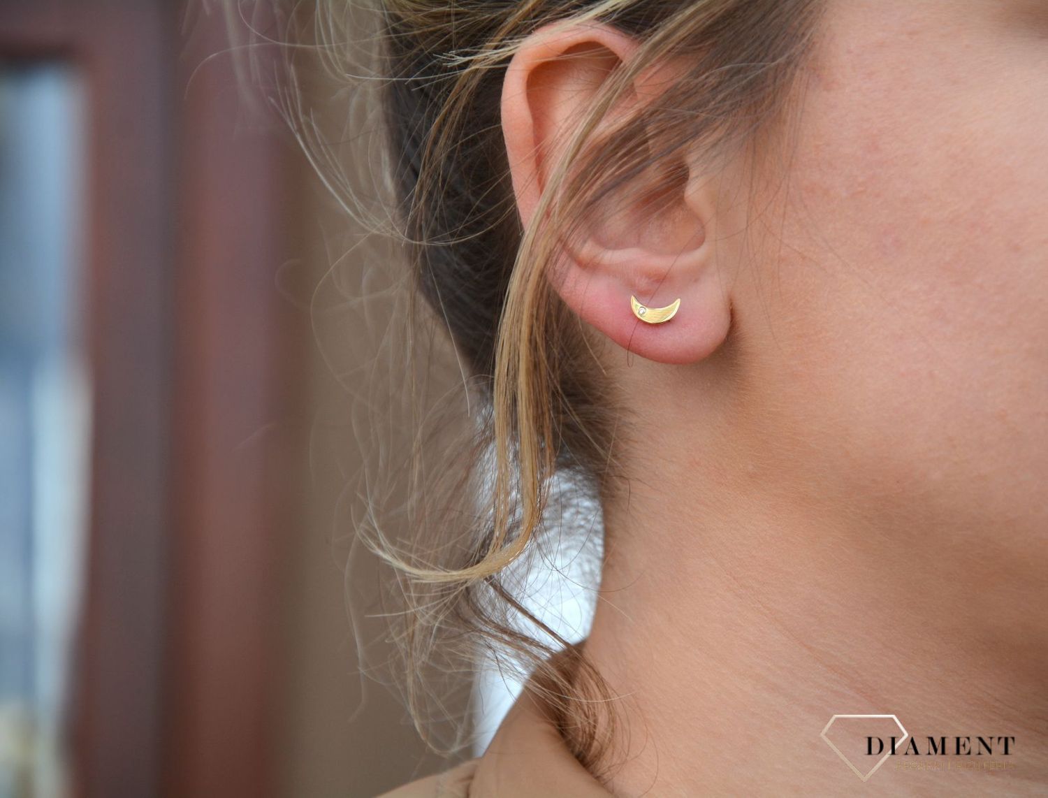 Piękne złote kolczyki w formie księżyca.jpg