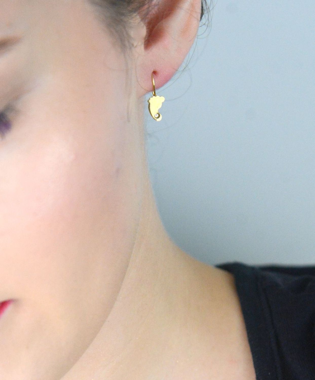 Złote kolczyki to zawsze piękny i trafiony prezent. Kolczyki w kształcie stópek, mogą również przynosić szczęście i służyć jako amulet. Zapraszamy na www.zegarki-diament.pl.jpg