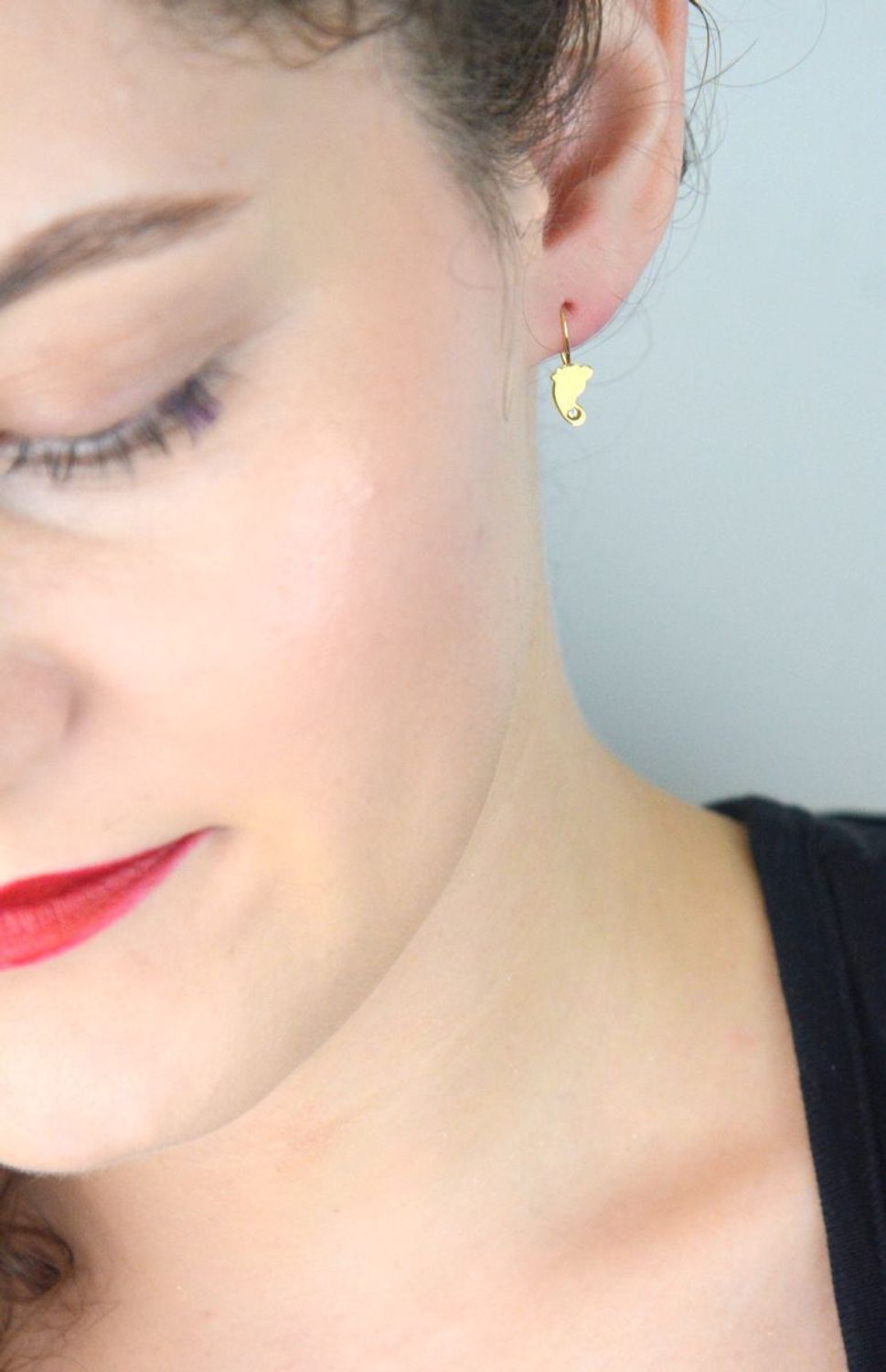 Złote kolczyki to zawsze piękny i trafiony prezent. Kolczyki w kształcie stópek, mogą również przynosić szczęście i służyć jako amulet. Zapraszamy na www.zegarki-diament.pl.jpg