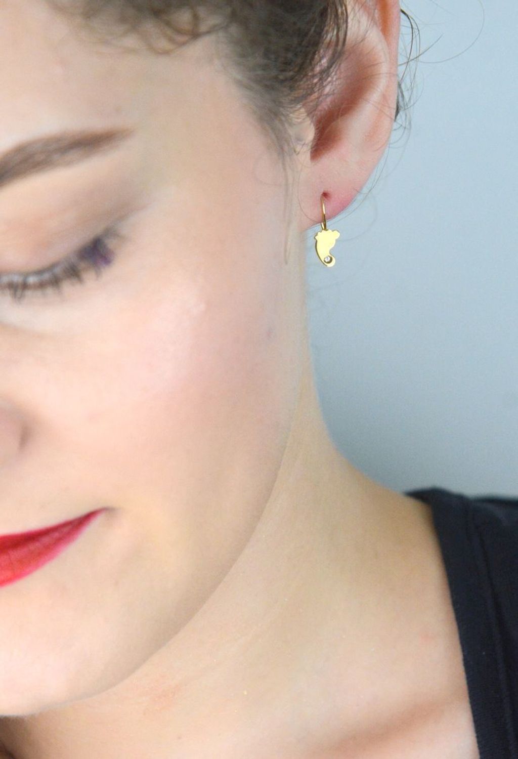 Złote kolczyki to zawsze piękny i trafiony prezent. Kolczyki w kształcie stópek, mogą również przynosić szczęście i służyć jako amulet. Zapraszamy na www.zegarki-diament.pl.jpg