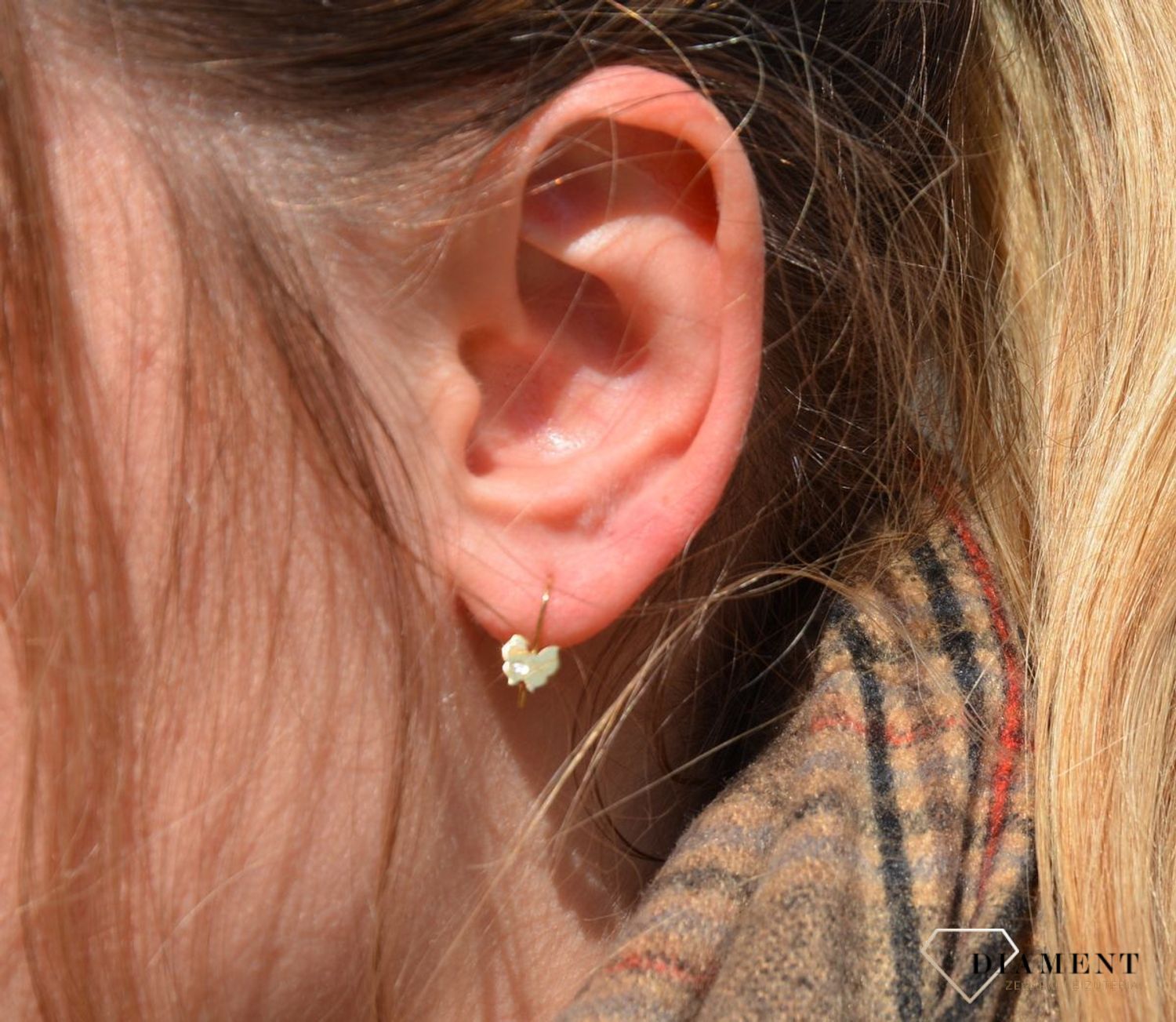 Złote kolczyki wiszące motylki z cyrkonią.jpg