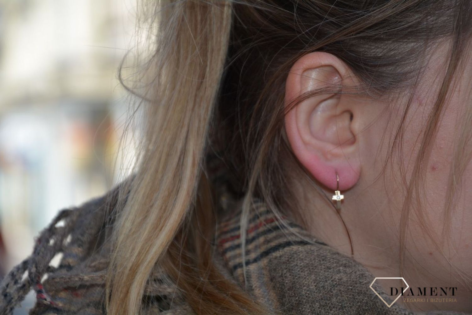 Złote kolczyki w kształcie krzyżyków z drobną cyrkonią na środku..jpg