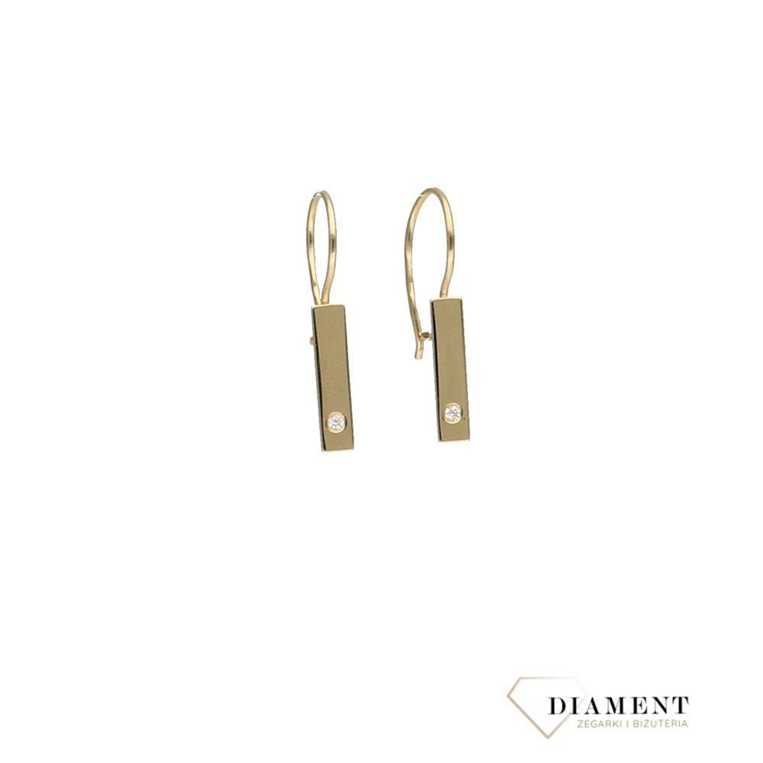 Złote kolczyki to zawsze piękny i trafiony prezent. Kolczyki w kształcie podłużnej blaszki, modne niepowtarzalne celebrytki. Zapraszamy na www.zegarki-diament.pl.jpg