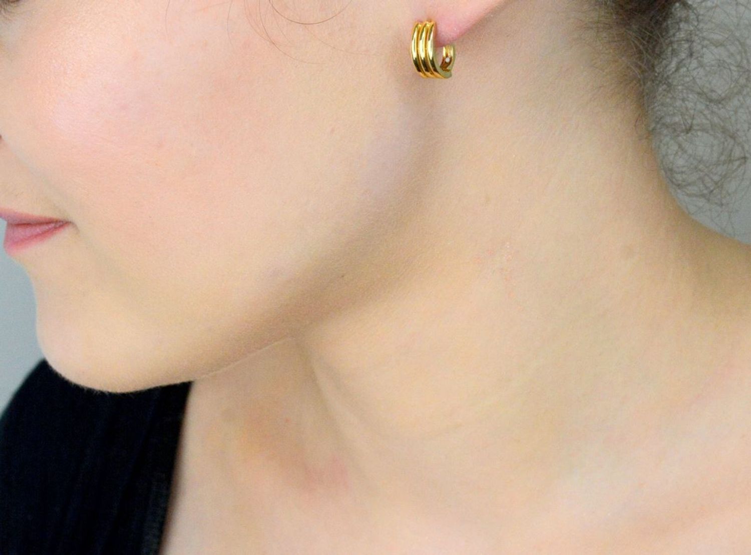 Kolczyki damskie złote 585 gładkie trzyrzędowe S2K000000-433 Złote kolczyki wykonane z najwyższej jakości żółtego złota, próby 585. 1.jpg