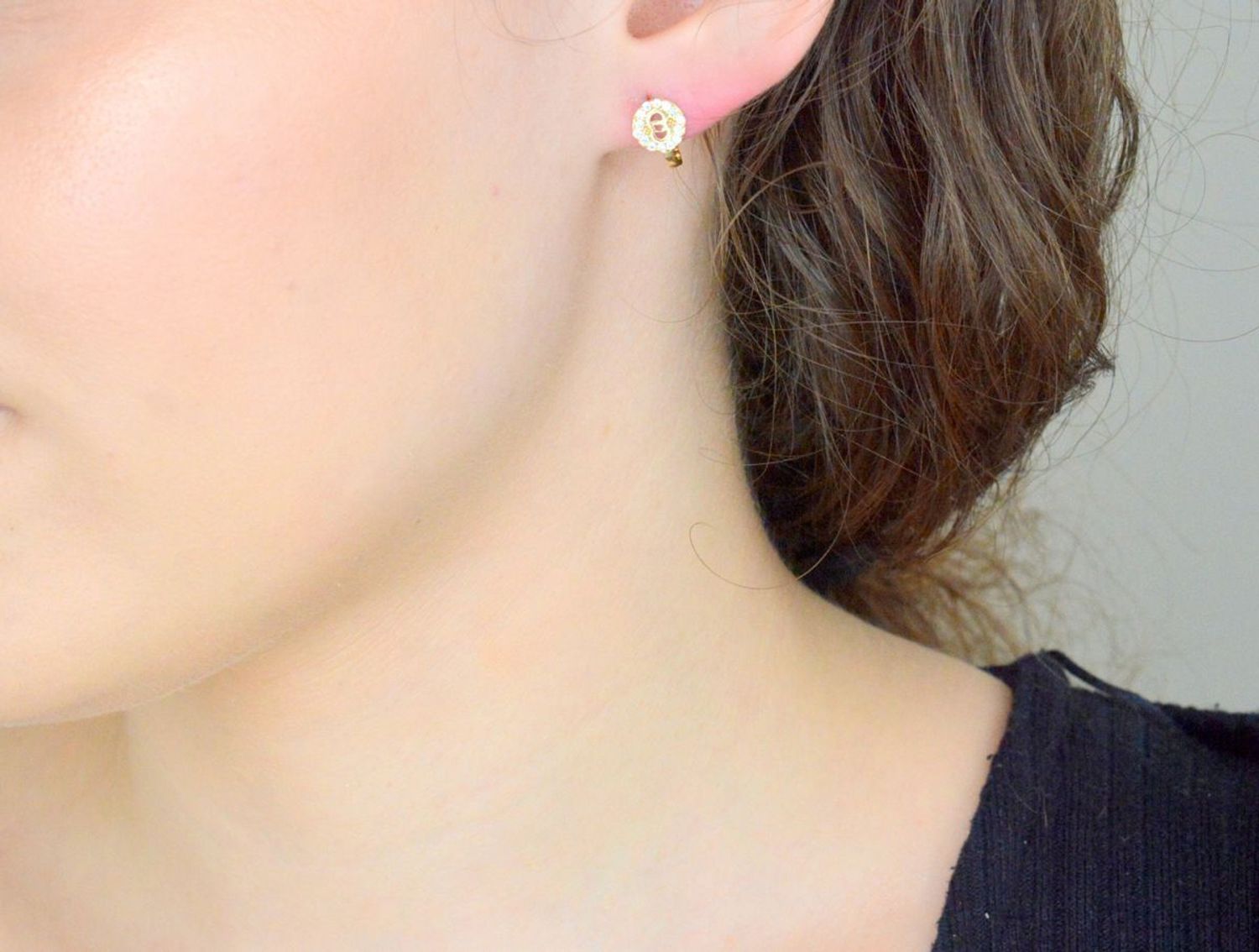 Kolczyki złote damskie z rombem z cyrkonii próba 585. Eleganckie, złote kolczyki z cyrkoniami i zapięciem angielskim to ponadczasowy wybór, który doda blasku każdej stylizacji. Wykonane z wysokiej jakości złota próby 585,1.jpg