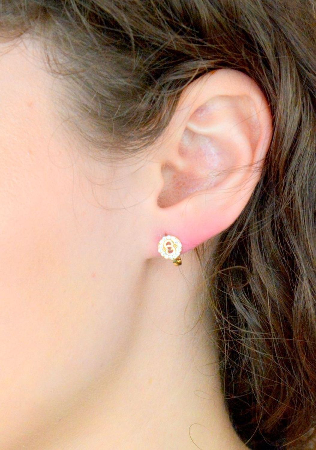 Kolczyki złote damskie z rombem z cyrkonii próba 585. Eleganckie, złote kolczyki z cyrkoniami i zapięciem angielskim to ponadczasowy wybór, który doda blasku każdej stylizacji. Wykonane z wysokiej jakości złota próby 585,1.jpg