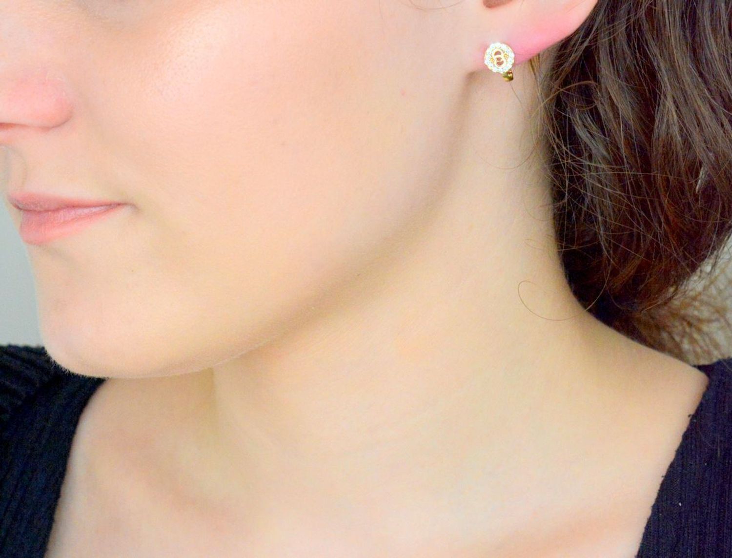 Kolczyki złote damskie z rombem z cyrkonii próba 585. Eleganckie, złote kolczyki z cyrkoniami i zapięciem angielskim to ponadczasowy wybór, który doda blasku każdej stylizacji. Wykonane z wysokiej jakości złota próby 585,1.jpg