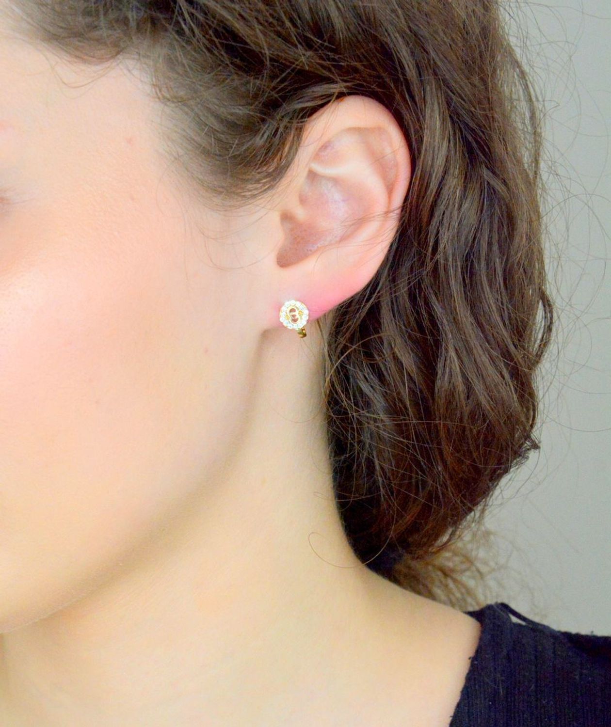 Kolczyki złote damskie z rombem z cyrkonii próba 585. Eleganckie, złote kolczyki z cyrkoniami i zapięciem angielskim to ponadczasowy wybór, który doda blasku każdej stylizacji. Wykonane z wysokiej jakości złota próby 585,1.jpg