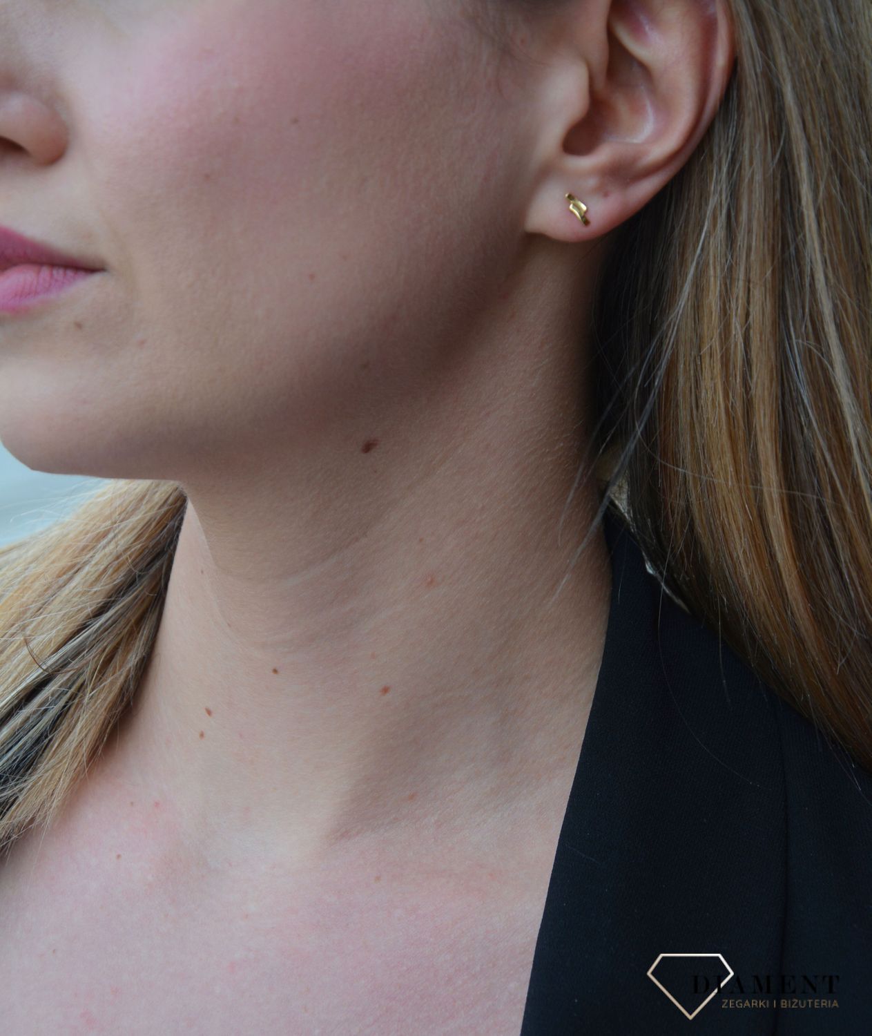 Złote kolczyki gładkie, w kształcie fal na zapięcie sztyft.jpg