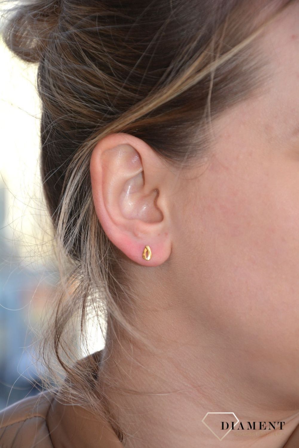 Nietypowe złote kolczyki o niepowtarzalnym kształcie zapinane na sztyft.jpg